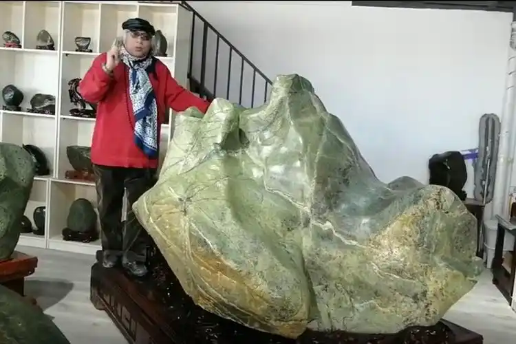 国际陨石形象大使马学珍考察西宁北山陨石奇石城