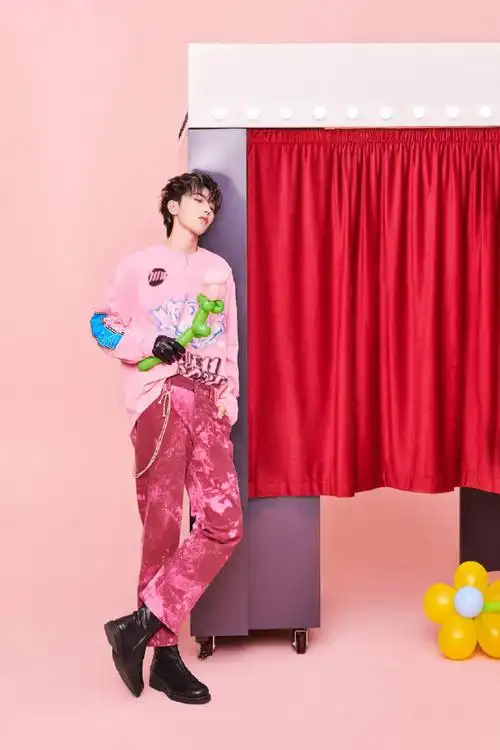 发现蔡徐坤的音乐里放了好多(蓝)玫瑰元素  情人封面是蓝玫瑰 迷mv里