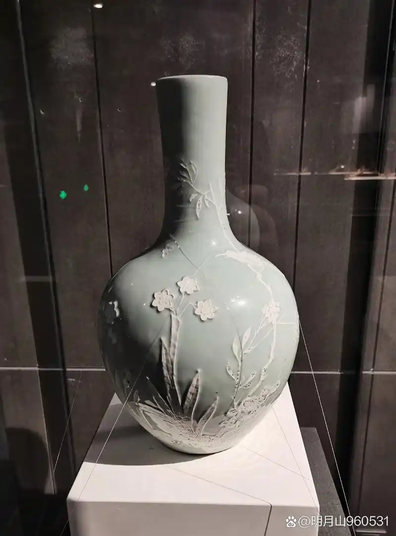 清中期豆青釉堆白长颈瓶 咸阳古渡遗址博物馆