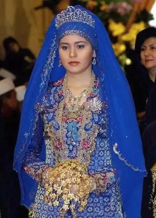 17岁少女嫁入文莱王室手戴22个大金镯头顶钻石王冠比婆婆美