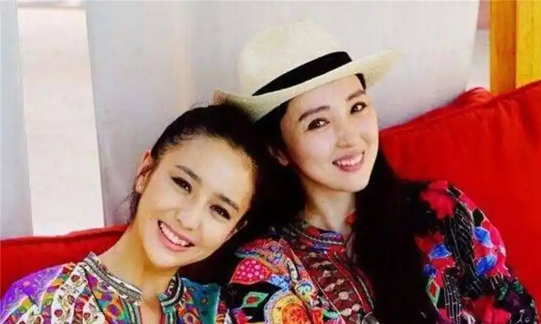 原创神仙姐妹董璇和佟丽娅合照没有血缘关系却长的如此相似