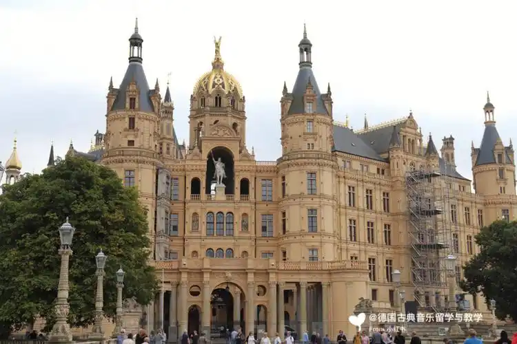 德国旅游景点之一什未林城堡