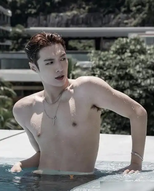 张艺兴泳池大片登上网络热搜了,是怎么回事?