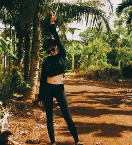 徐璐晒照穿亮片吊带衫超美女生夏天这样穿很显身材