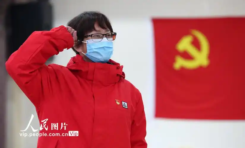 湖北咸宁:云南援鄂医疗队第二批35位队员宣誓入党