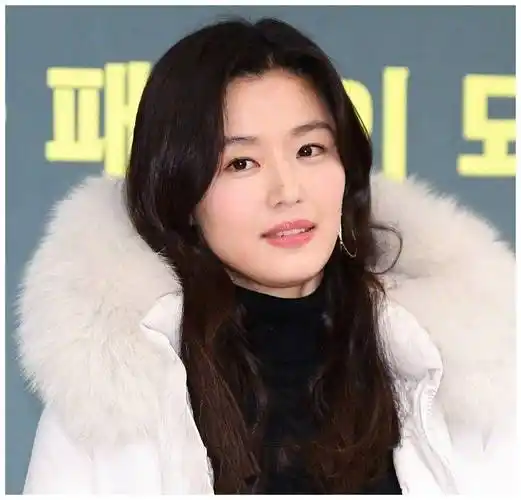 原创全智贤久违现身换发型穿长裙配棉服少女变贵妇波浪卷发好迷人