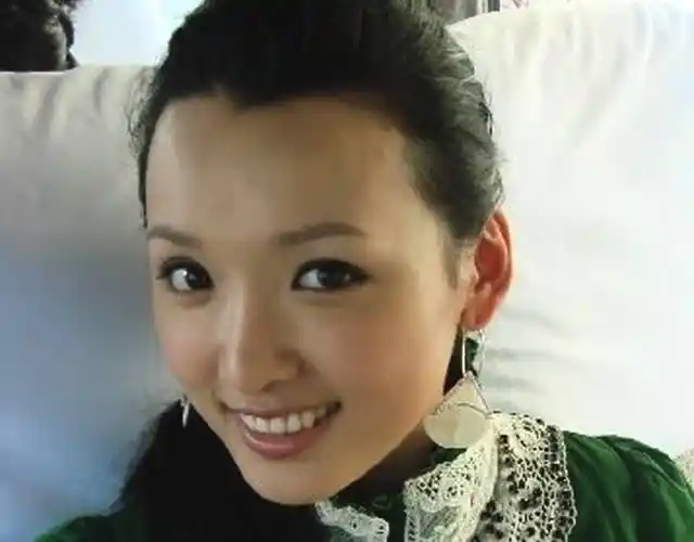 当时赵本山正在搞一项活动,王君平担任礼仪,活动结束后赵本山问她是否