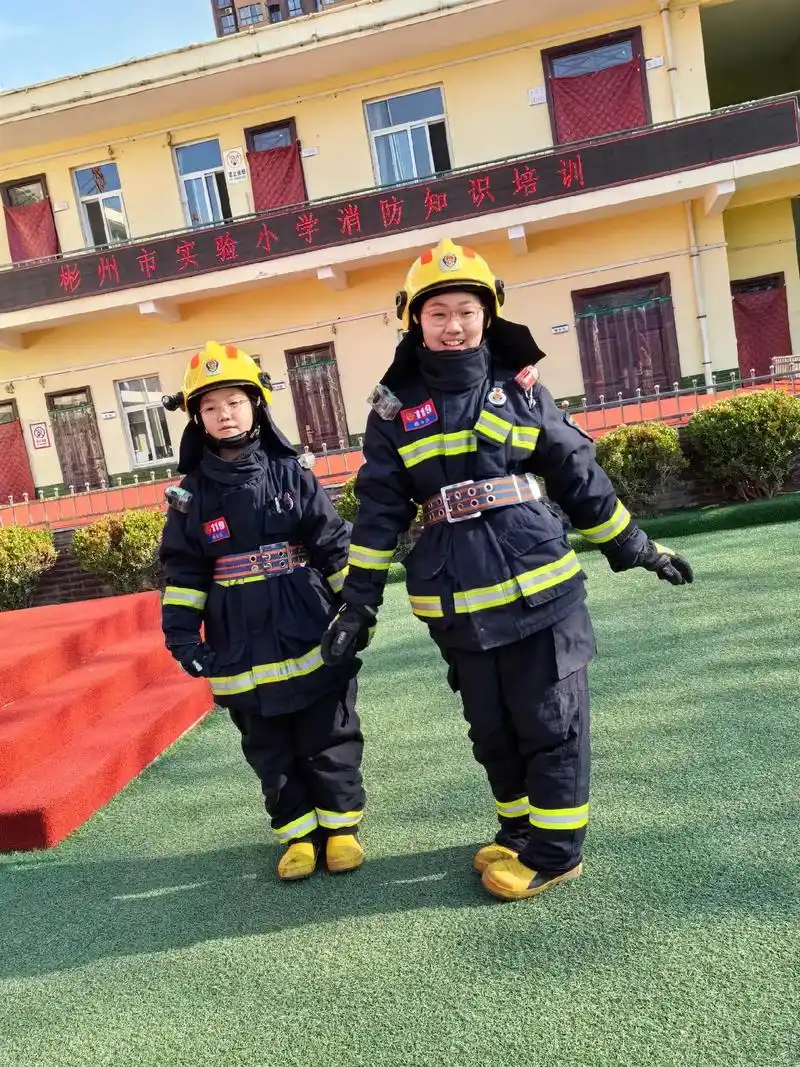 女儿第一次体验消防员,真是受益匪浅,消防员叔叔耐心地为孩子们 - 抖