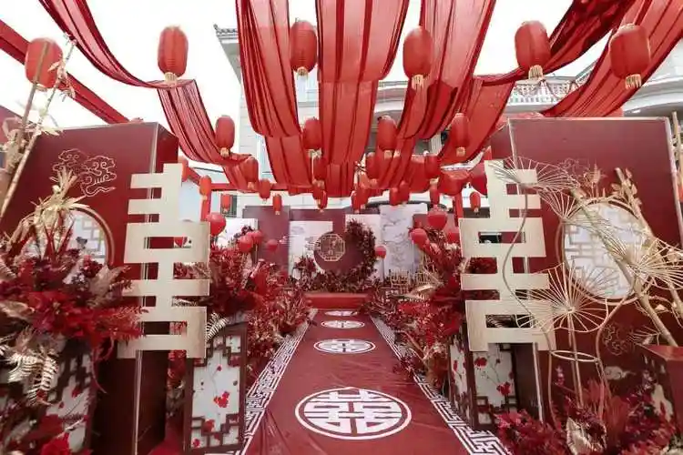户外庭院喜庆红色中式婚礼