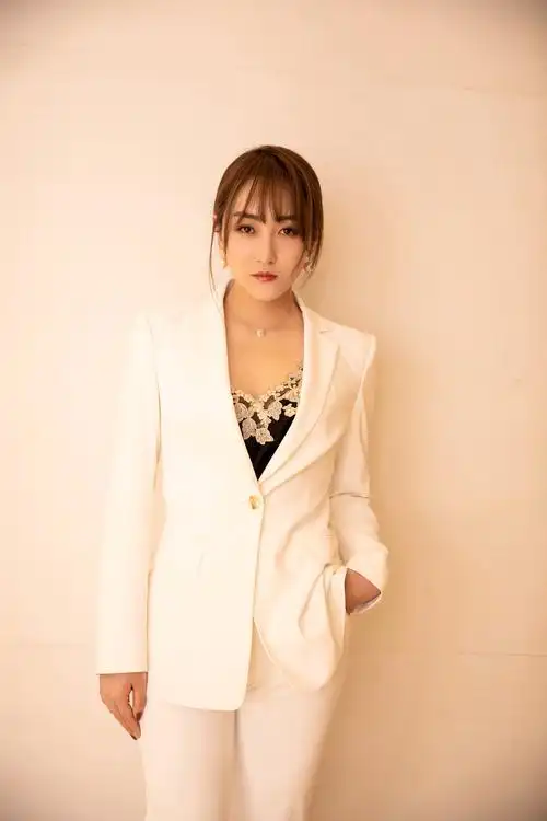 高姝瑶穿白色套装亮相时尚盛典 又美又飒大秀"天鹅颈"__凤凰网