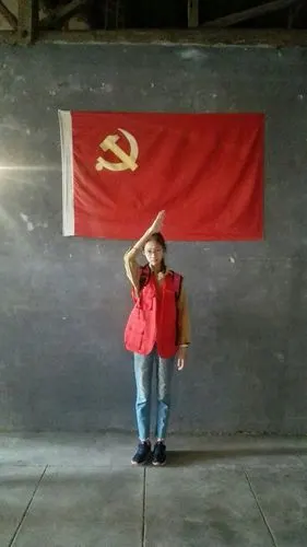 在党旗面前认真敬礼!