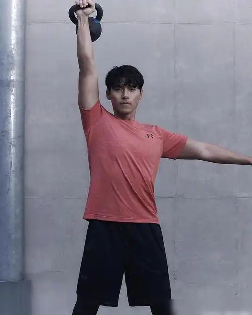 玄彬《gq korea》运动风画报,凸显肌肉线条,满满的男性荷尔蒙