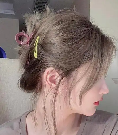 什么颜色显白适合黄皮肤头发(显白还减龄,随便打理都很洋气的发色)