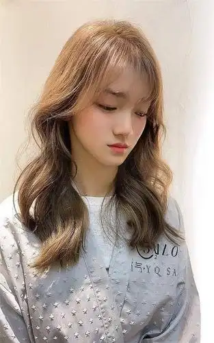 换发色=换脸?2021流行的这几款发色,简单的发型也以可驾驭