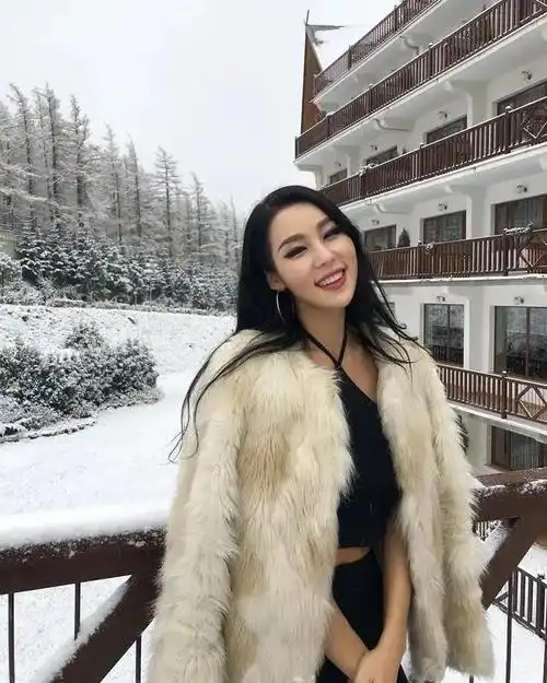 38岁阿姨撩走25岁小男友大长腿曲线身材这运动让她散发女人味