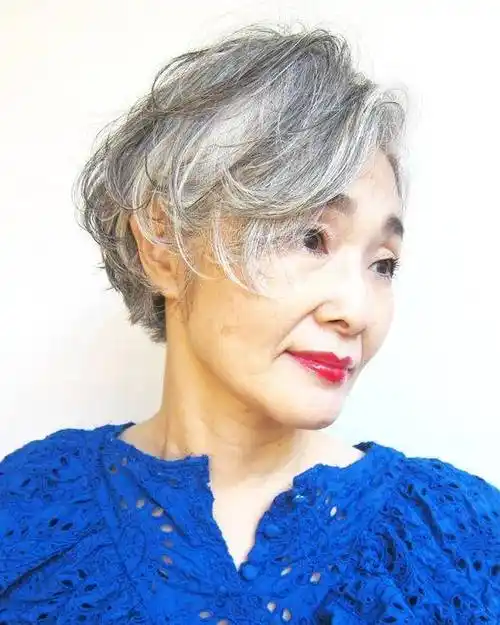 60到80岁的女性,头发花白发型这样剪,利落时尚显气质_整体_展现_显得