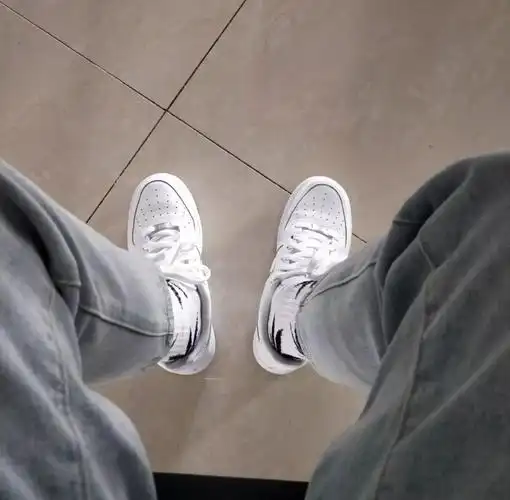 长得帅的男生都在穿nike纯白空军一号