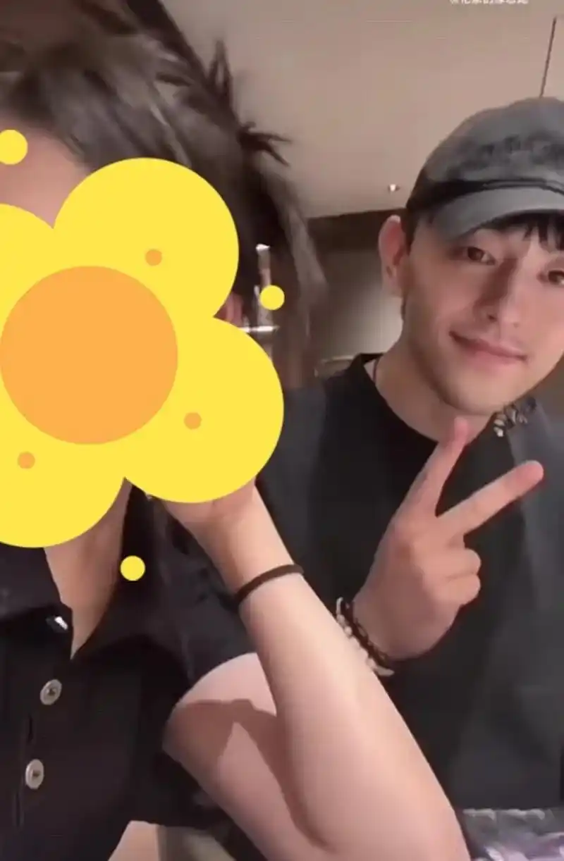 网友晒邓伦的合照,感觉还挺亲密的[并不简单][并不简单]