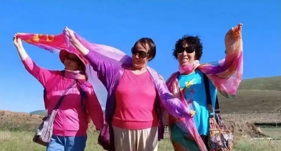 中国大妈们在旅游的时候,千万不要以为穿上漂亮,色彩艳丽的衣服就能