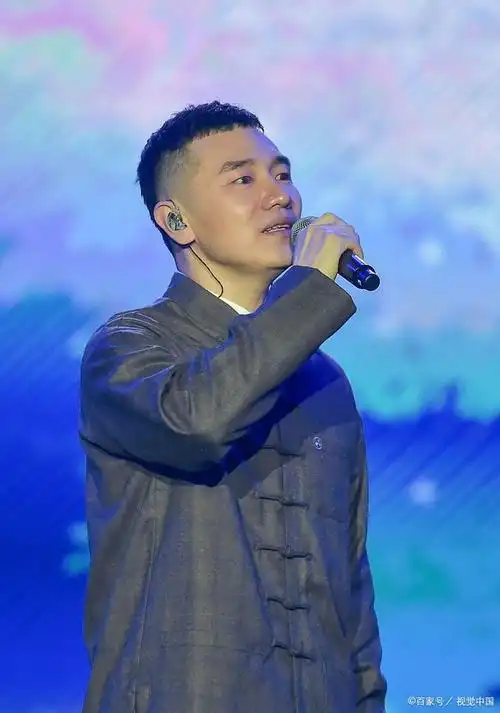 王琪现在是一个热门的音乐人,作曲填词演唱,一个人可以全包,典型的