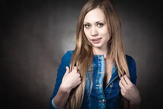 年轻,金发,穿,牛仔裤,短裤,牛仔上衣,上半身