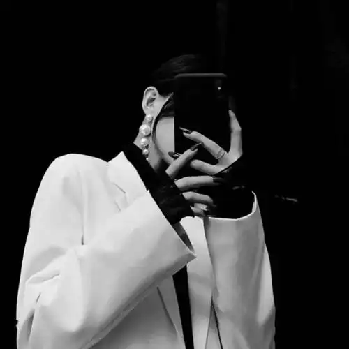 【微信头像】女半身黑白