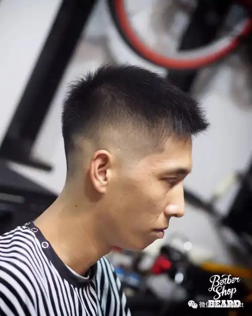 男士铲青渐变发型