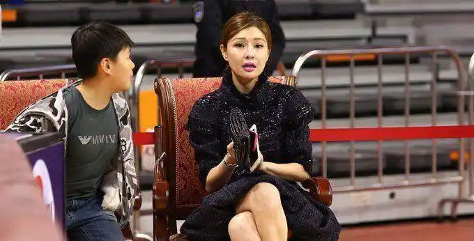 cba最美老板娘,身价超40亿,曾知遇易建联,41岁身材颜值依旧少女_吴迪