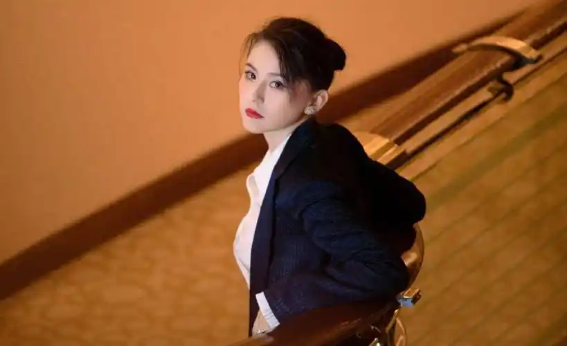 34岁热依扎被提名真自信,穿黑西装白衬衫走白玉兰红毯,众多提名女主角