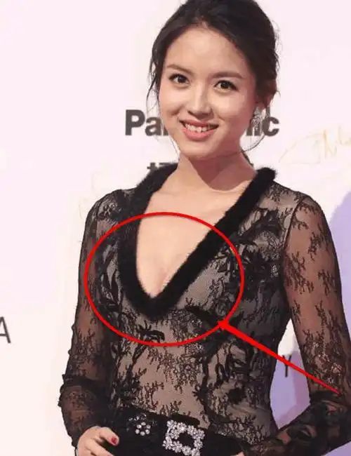 张梓琳穿深v礼服山上刚摘的水蜜桃网友掉地上双手也捡不起来