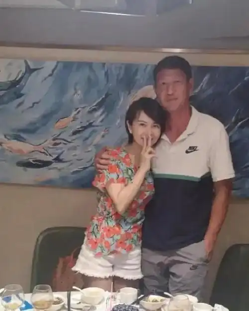 歌手甘萍嫁足球运动员黎兵结婚18年生一女