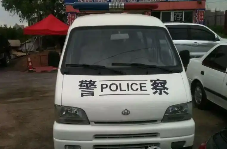 会修车,所长便交给了我一个任务,把单位里的长安面包车发动机大修一下