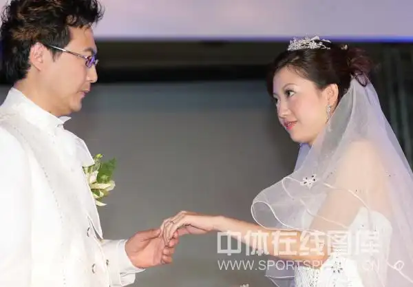 新浪体育讯 北京时间4月25日,新加坡乒乓女将李佳薇和丈夫李超在北京