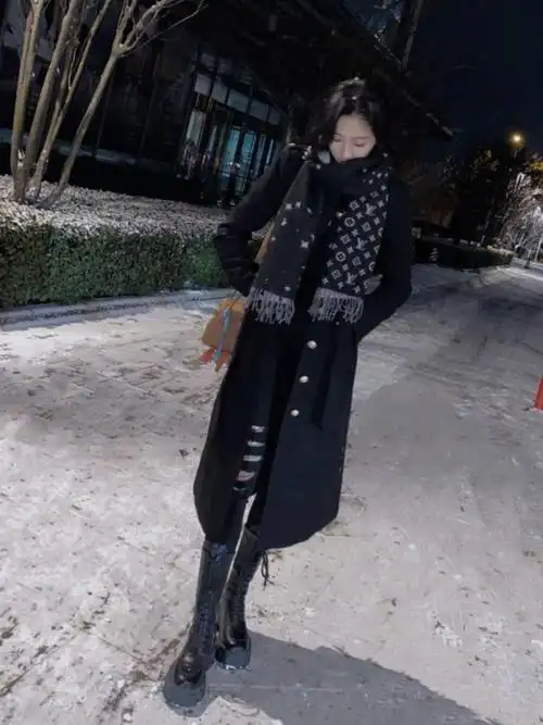 林妙可同框关晓彤!头发稀疏脑门大,关晓彤穿时髦粉卫衣白到发光