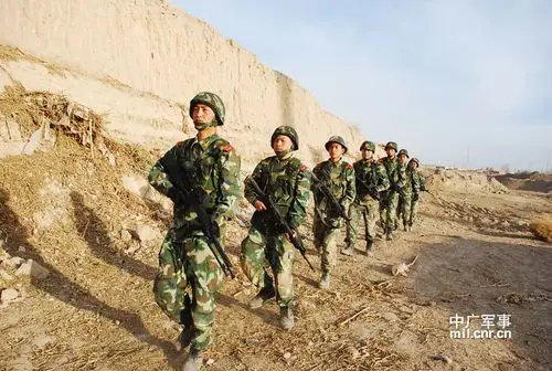 直击:武警兵团指挥部七支队挺进大漠戈壁演练