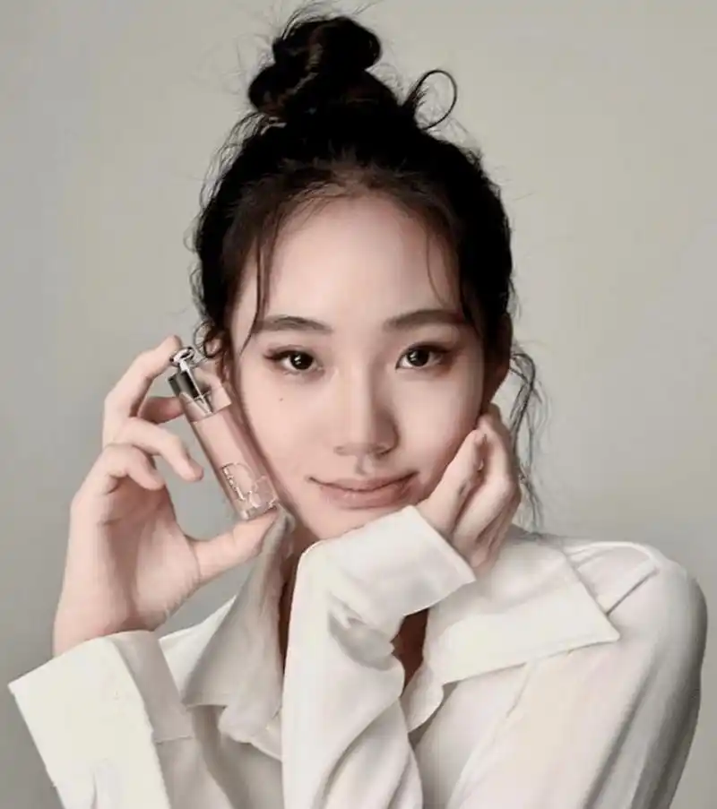 小s二女儿在晒广告大片,14岁狂凹造型!露小蛮腰气质不输林志玲!