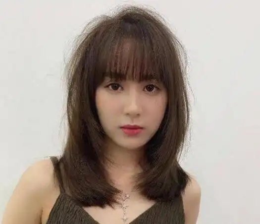 女生不用烫的锁骨发发型图片