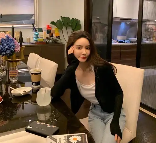 张大奕直播完一大早营业,大秀长腿小蛮腰,一脸傲慢胜利者模样