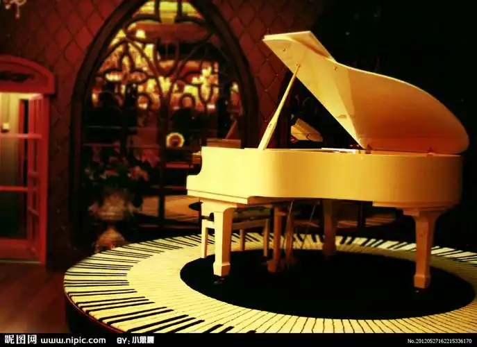 创意黄金钢琴图片