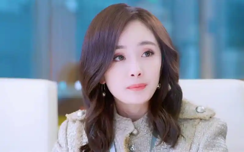 《谈判官》杨幂穿搭职场正装值得细品,粉丝定制版