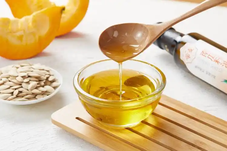 南瓜籽油南瓜子油是一种比较小众的植物油,每年在市场上的销售总量