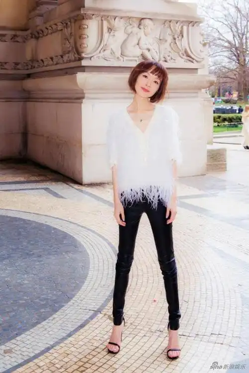 最近胖了不少的鲁豫身材超有料,腰间六千块的腰带有点抢眼