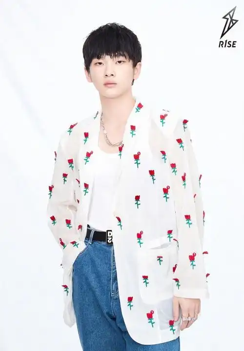 周震南玫瑰西装造型解锁浪漫西装新穿法!你的可爱男孩学会了浪漫