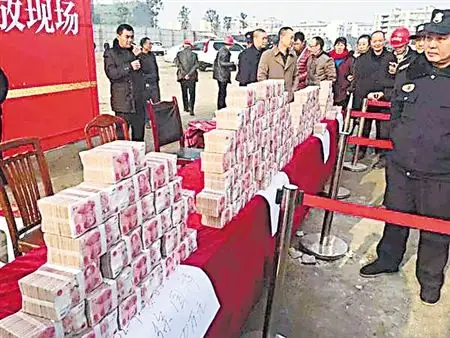 1月29日上午,四川眉山城区一工地,2000万新版百元大钞堆放在一起,10万