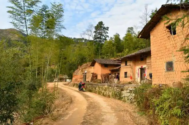 而且很多地方的厕所也在重新整改,毕竟以前农村的厕所没有排污管