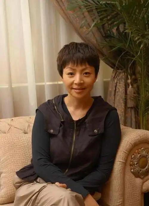 宋丹丹64岁携老公游威尼斯,皮肤白里透光,与主持人李静罕见同框