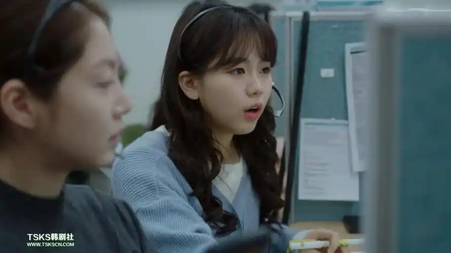 朴秀珍则涂着粉红色的口红,圆脸再加上披散的头发,一看就是刚毕业不久