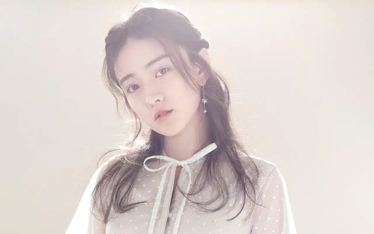 梁洁灵动甜美高清桌面壁纸