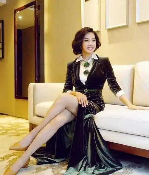 像刘晓庆的这款礼裙面料,就以丝绒款的材质作为礼裙的设计,搭