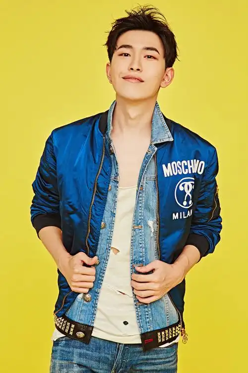 孔垂楠时尚写真释放男人味 邪魅坏笑狂撩众人